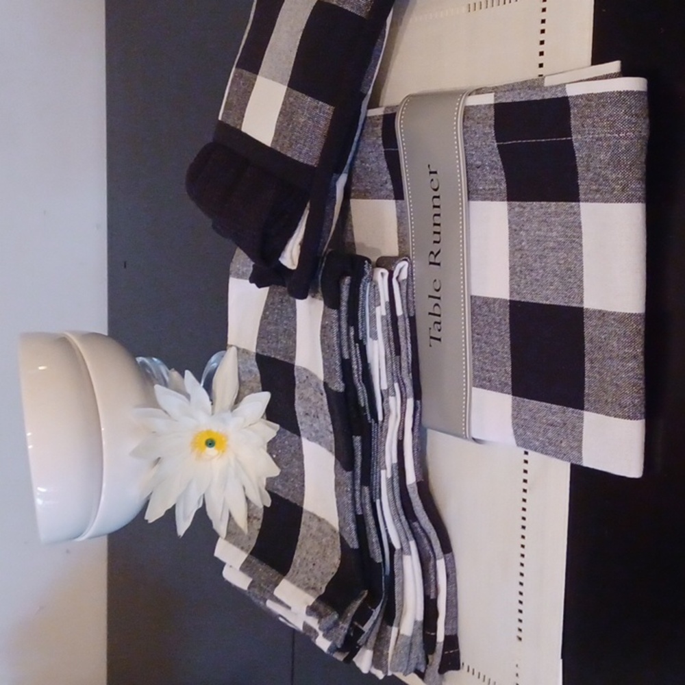 Nwt)Beautiful Table Linen Black/White Buffalo check pattern-100% cotton